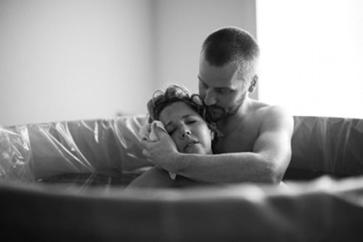Illustration de l'article : Une naissance en photos, étape par étape, à la maison. Elle ne voulait pas d’un accouchement comme les autres !