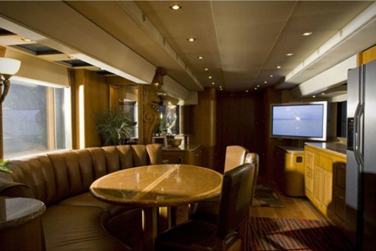 Illustration de l'article : 2,6 millions d'euros, c'est le prix de ce camping-car de luxe... Attendez de voir l'intérieur !