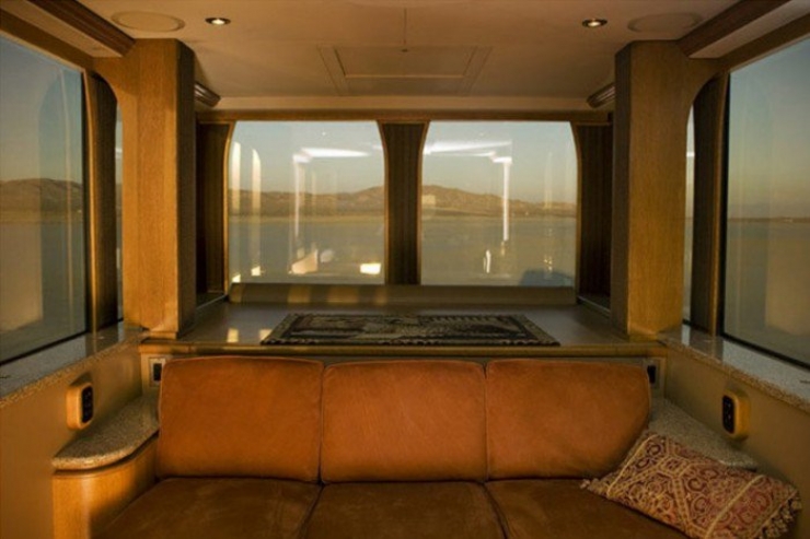 Illustration de l'article : 2,6 millions d'euros, c'est le prix de ce camping-car de luxe... Attendez de voir l'intérieur !