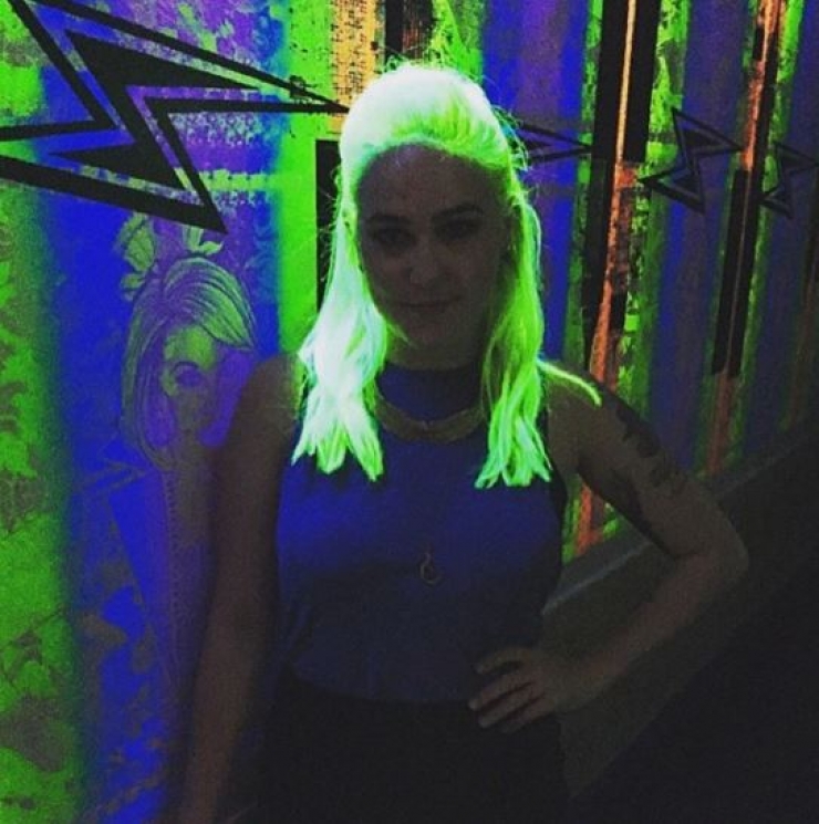 Illustration de l'article : Nouvelle tendance: Des cheveux qui brillent dans le noir&hellip; Voici comment faire !