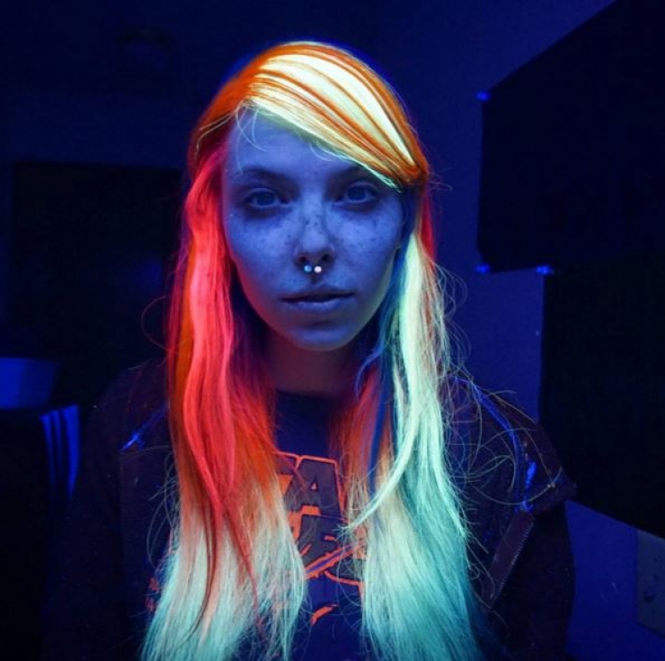 Illustration de l'article : Nouvelle tendance: Des cheveux qui brillent dans le noir&hellip; Voici comment faire !