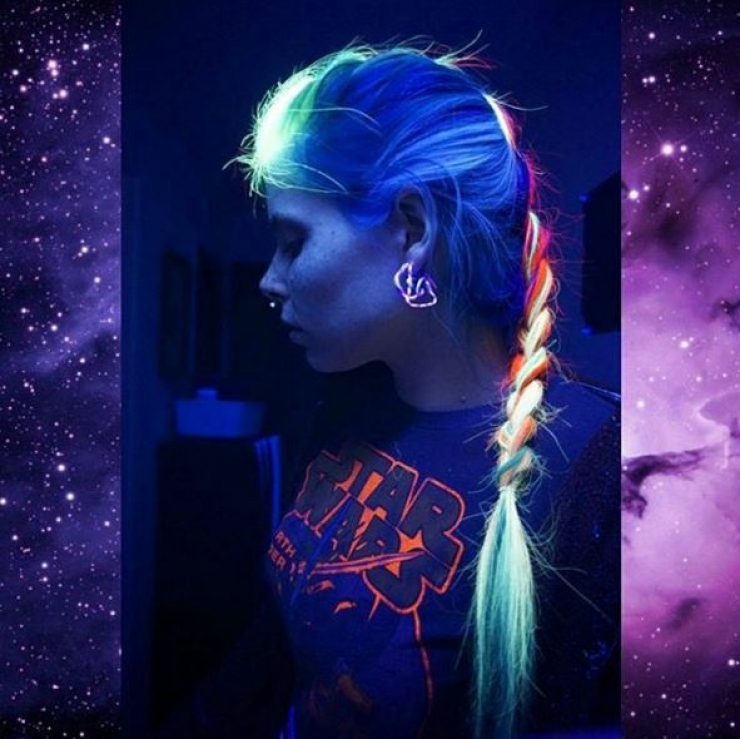Illustration de l'article : Nouvelle tendance: Des cheveux qui brillent dans le noir&hellip; Voici comment faire !
