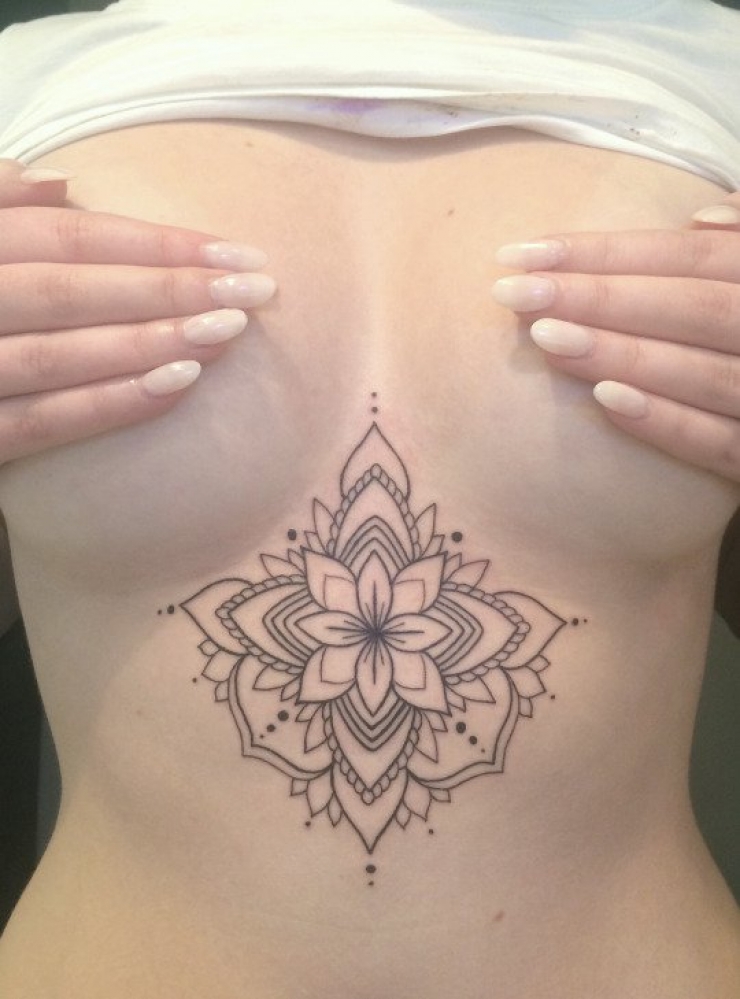 Illustration de l'article : Top 38 des tatouages réalisés sous les seins... De quoi vous aider à trouver des idées !