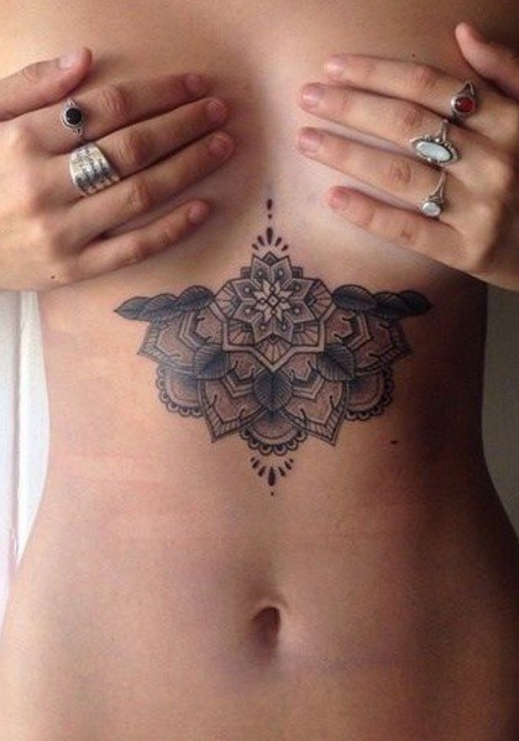 Illustration de l'article : Top 38 des tatouages réalisés sous les seins... De quoi vous aider à trouver des idées !