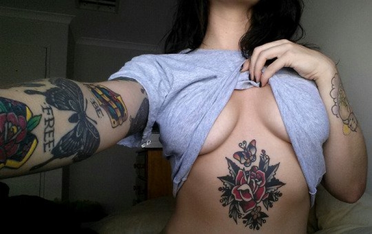 Illustration de l'article : Top 38 des tatouages réalisés sous les seins... De quoi vous aider à trouver des idées !