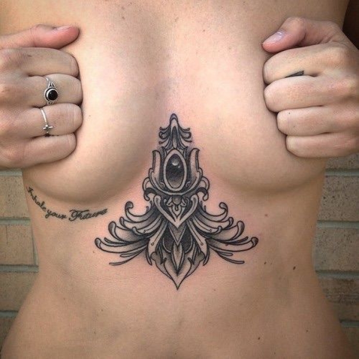 Illustration de l'article : Top 38 des tatouages réalisés sous les seins... De quoi vous aider à trouver des idées !