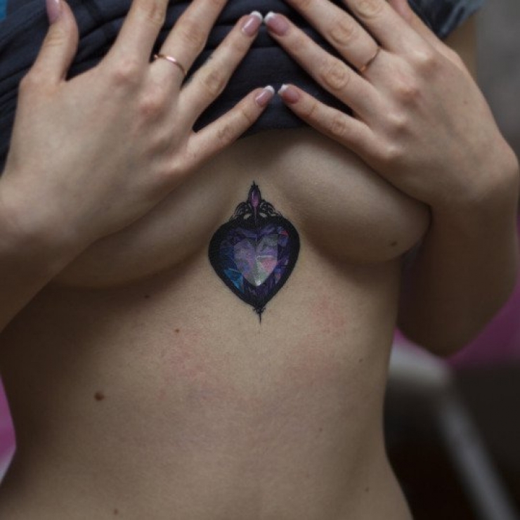 Illustration de l'article : Top 38 des tatouages réalisés sous les seins... De quoi vous aider à trouver des idées !