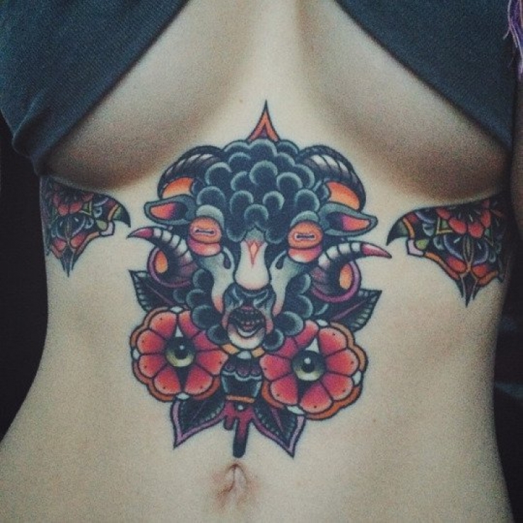 Illustration de l'article : Top 38 des tatouages réalisés sous les seins... De quoi vous aider à trouver des idées !