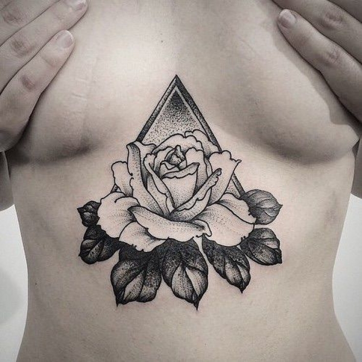 Illustration de l'article : Top 38 des tatouages réalisés sous les seins... De quoi vous aider à trouver des idées !