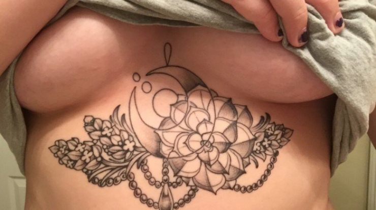 Illustration de l'article : Top 38 des tatouages réalisés sous les seins... De quoi vous aider à trouver des idées !
