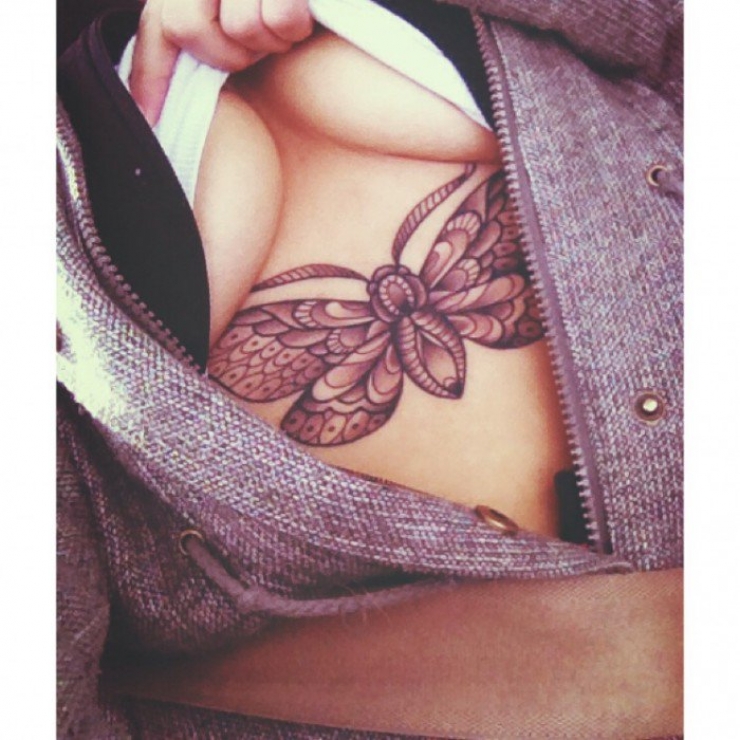 Illustration de l'article : Top 38 des tatouages réalisés sous les seins... De quoi vous aider à trouver des idées !