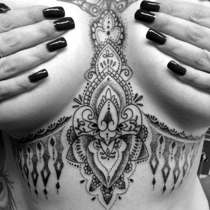 Illustration de l'article : Top 38 des tatouages réalisés sous les seins... De quoi vous aider à trouver des idées !
