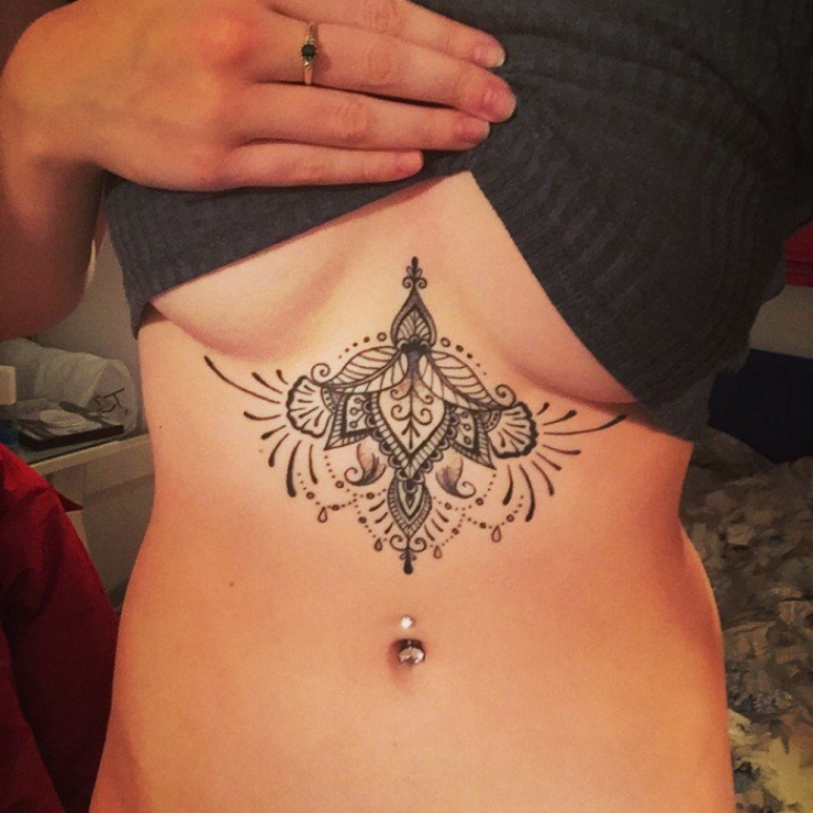 Illustration de l'article : Top 38 des tatouages réalisés sous les seins... De quoi vous aider à trouver des idées !