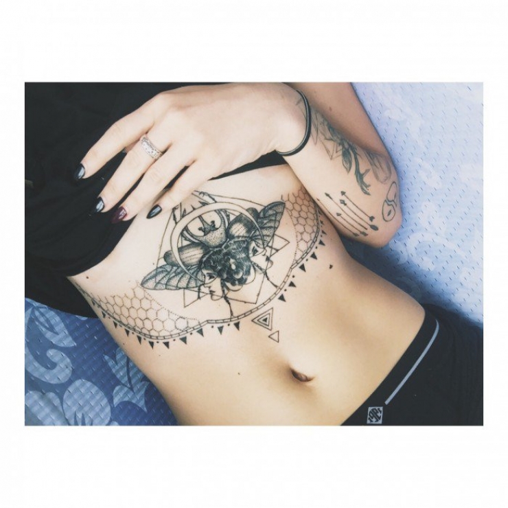 Illustration de l'article : Top 38 des tatouages réalisés sous les seins... De quoi vous aider à trouver des idées !
