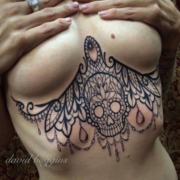Illustration de l'article : Top 38 des tatouages réalisés sous les seins... De quoi vous aider à trouver des idées !