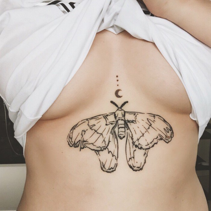 Illustration de l'article : Top 38 des tatouages réalisés sous les seins... De quoi vous aider à trouver des idées !
