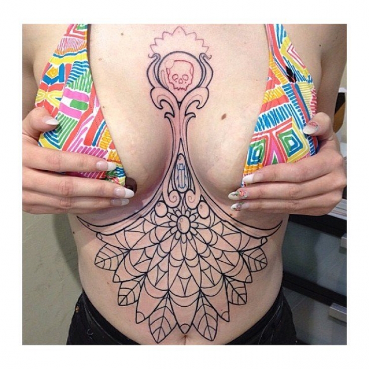 Illustration de l'article : Top 38 des tatouages réalisés sous les seins... De quoi vous aider à trouver des idées !