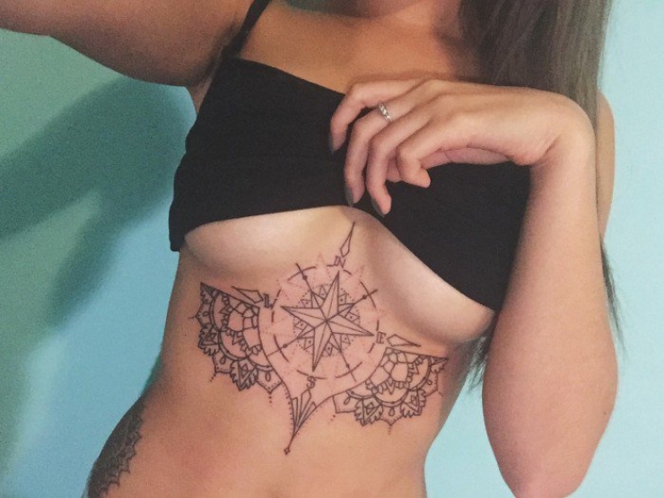 Illustration de l'article : Top 38 des tatouages réalisés sous les seins... De quoi vous aider à trouver des idées !
