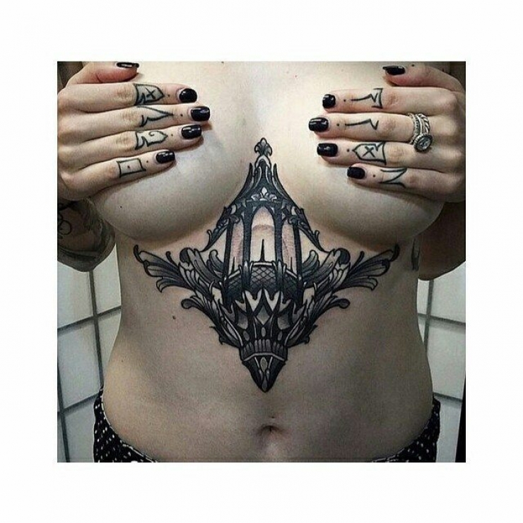Illustration de l'article : Top 38 des tatouages réalisés sous les seins... De quoi vous aider à trouver des idées !