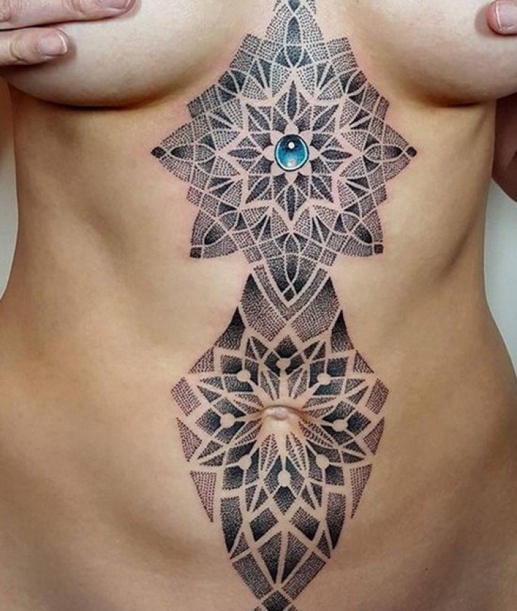 Illustration de l'article : Top 38 des tatouages réalisés sous les seins... De quoi vous aider à trouver des idées !
