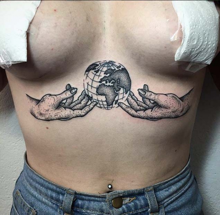 Illustration de l'article : Top 38 des tatouages réalisés sous les seins... De quoi vous aider à trouver des idées !
