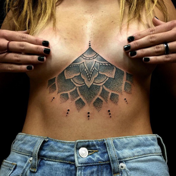 Illustration de l'article : Top 38 des tatouages réalisés sous les seins... De quoi vous aider à trouver des idées !