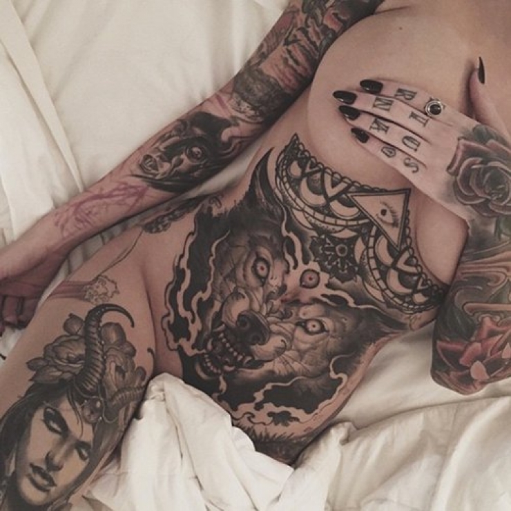 Illustration de l'article : Top 38 des tatouages réalisés sous les seins... De quoi vous aider à trouver des idées !