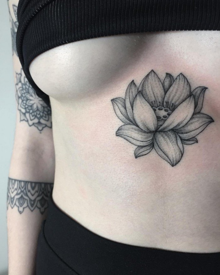 Illustration de l'article : Top 38 des tatouages réalisés sous les seins... De quoi vous aider à trouver des idées !