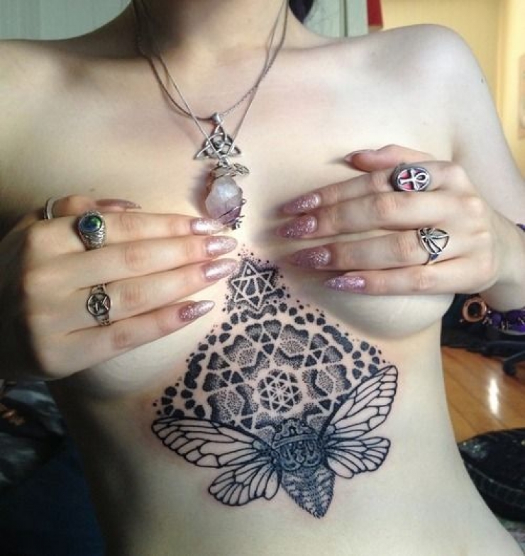 Illustration de l'article : Top 38 des tatouages réalisés sous les seins... De quoi vous aider à trouver des idées !