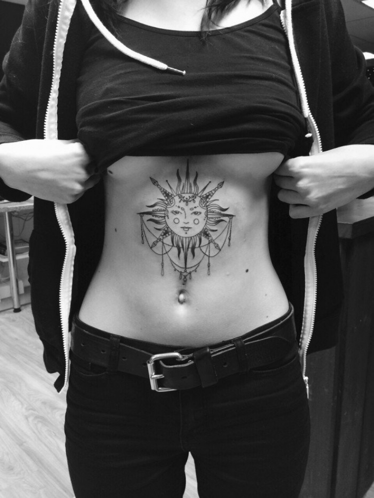 Illustration de l'article : Top 38 des tatouages réalisés sous les seins... De quoi vous aider à trouver des idées !