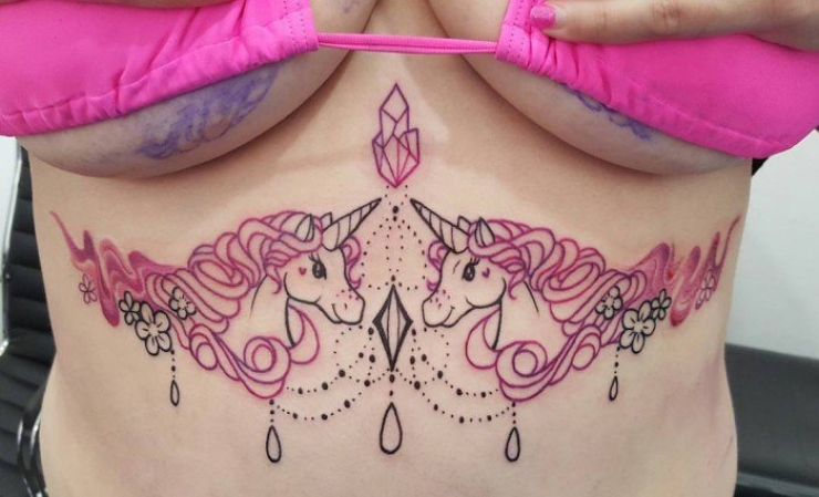Illustration de l'article : Top 38 des tatouages réalisés sous les seins... De quoi vous aider à trouver des idées !