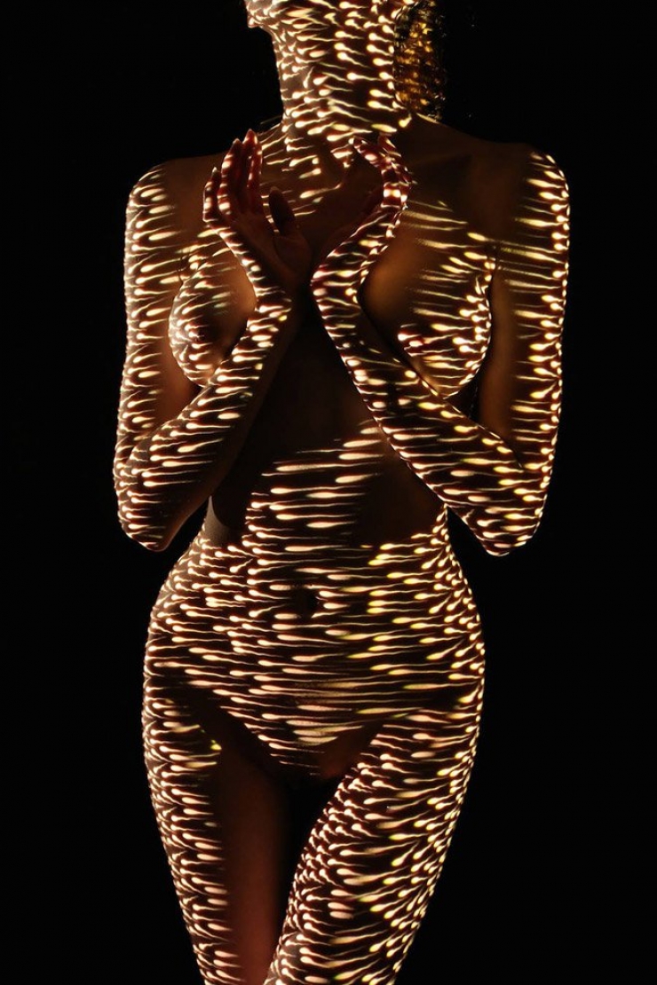 Illustration de l'article : Bien que nues, ces femmes sont habillées de lumière et c'est absolument magnifique !