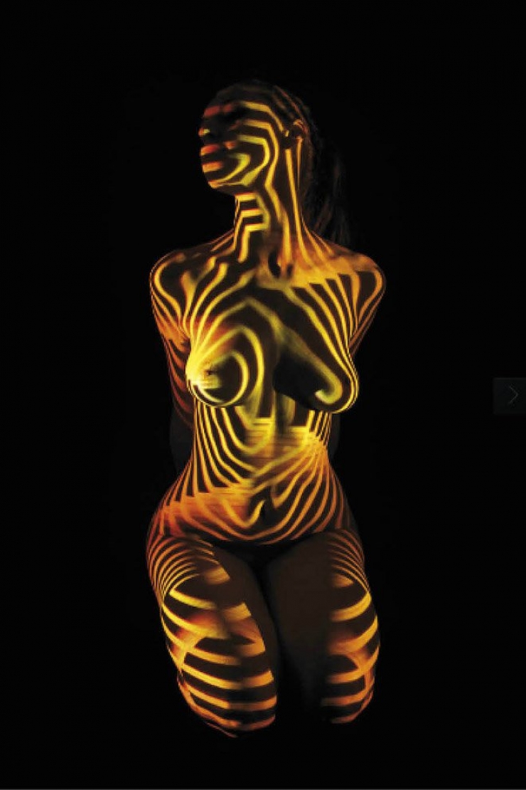 Illustration de l'article : Bien que nues, ces femmes sont habillées de lumière et c'est absolument magnifique !