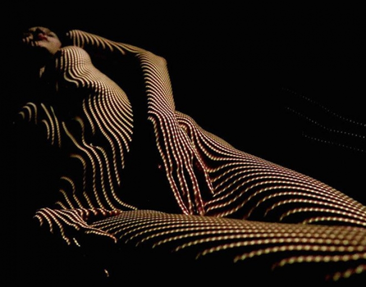 Illustration de l'article : Bien que nues, ces femmes sont habillées de lumière et c'est absolument magnifique !