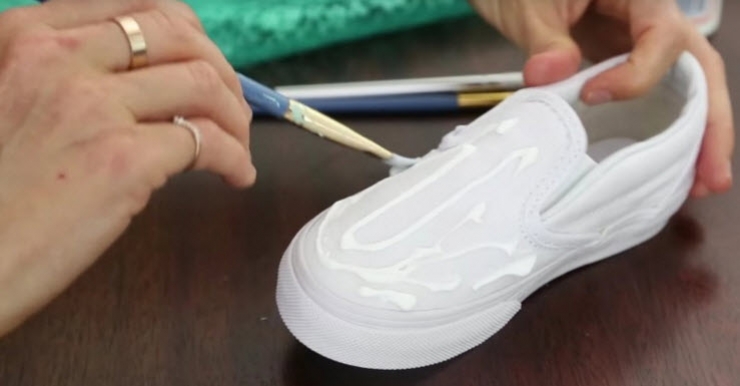 Illustration de l'article : Elle commence à recouvrir ses chaussures avec de la colle et ce qu’elle crée devrait vous donner pleins d'idées !