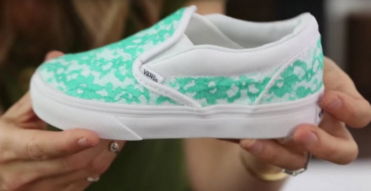 Illustration de l'article : Elle commence à recouvrir ses chaussures avec de la colle et ce qu’elle crée devrait vous donner pleins d'idées !