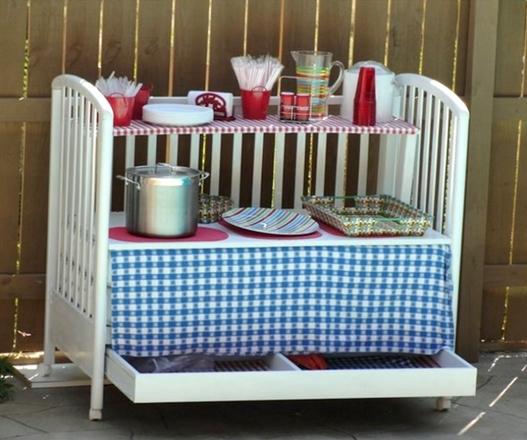 Illustration de l'article : Son bébé a grandi et il a une idée de génie pour récupérer son lit dans la cuisine !
