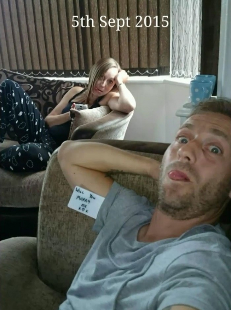 Illustration de l'article : En prenant des selfies, il cache des demandes en mariage à sa moitié pendant des mois… Voici pourquoi: