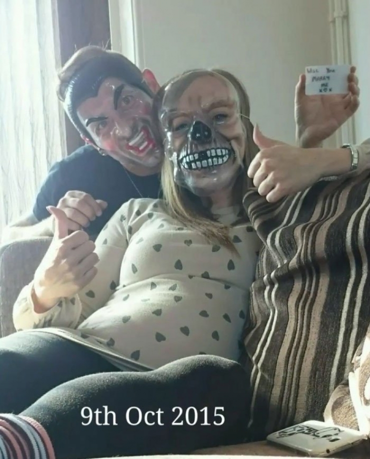 Illustration de l'article : En prenant des selfies, il cache des demandes en mariage à sa moitié pendant des mois… Voici pourquoi: