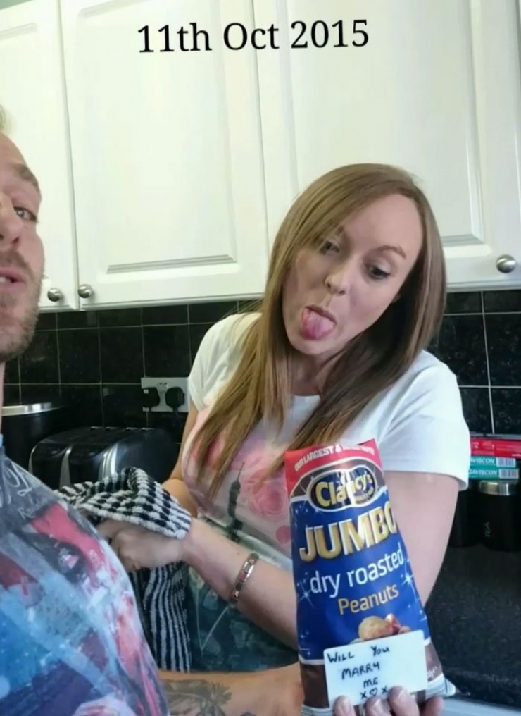 Illustration de l'article : En prenant des selfies, il cache des demandes en mariage &agrave; sa moiti&eacute; pendant des mois&hellip; Voici pourquoi: 