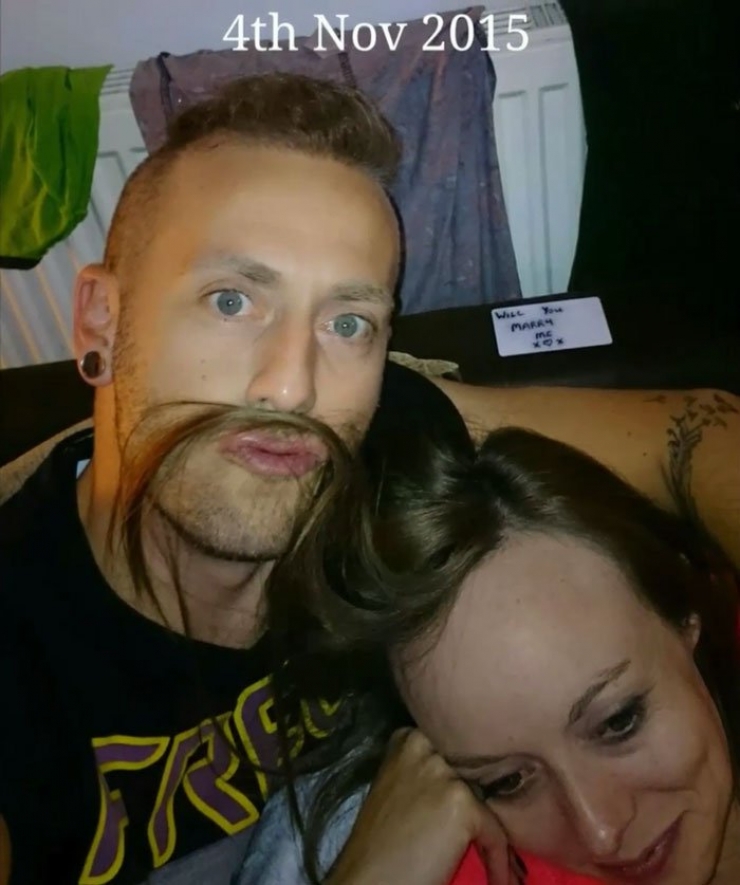 Illustration de l'article : En prenant des selfies, il cache des demandes en mariage à sa moitié pendant des mois… Voici pourquoi: