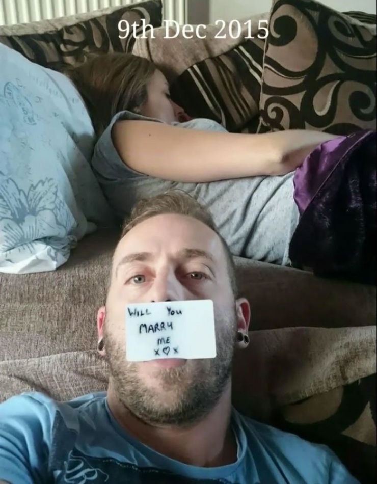 Illustration de l'article : En prenant des selfies, il cache des demandes en mariage à sa moitié pendant des mois… Voici pourquoi: