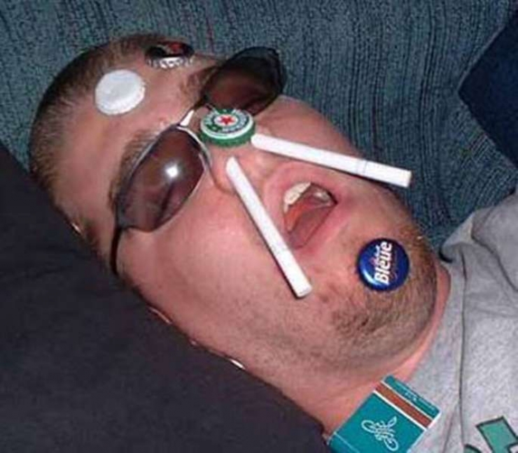 Illustration de l'article : 30 photos qui prouvent qu’il ne faut jamais s’endormir dans une soirée…La 7 est vraiment drôle !