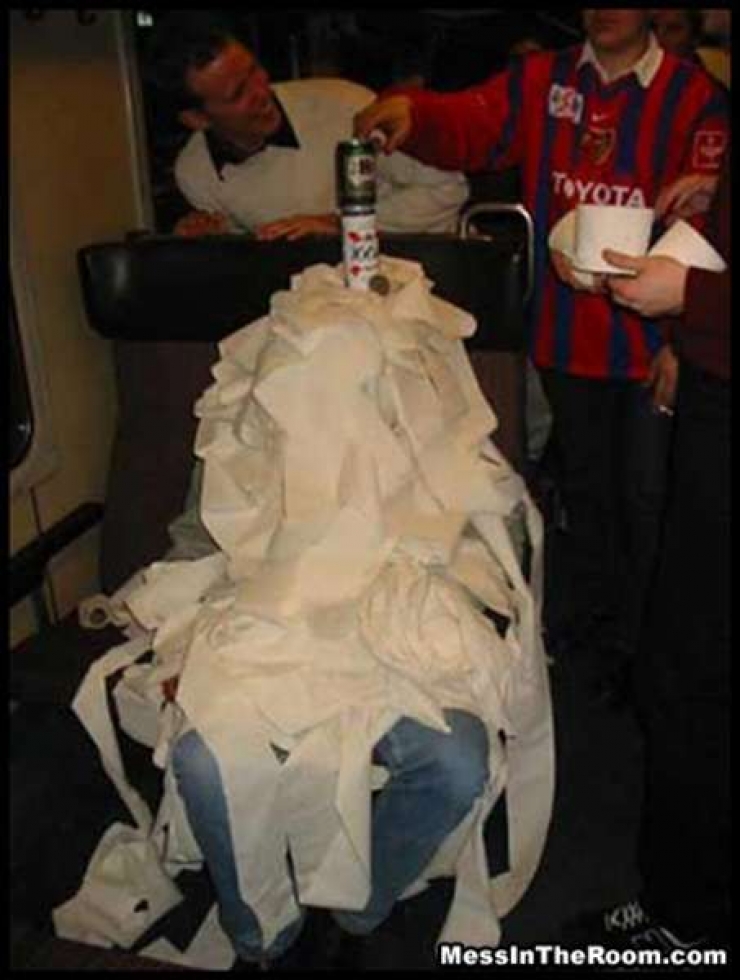 Illustration de l'article : 30 photos qui prouvent qu’il ne faut jamais s’endormir dans une soirée…La 7 est vraiment drôle !