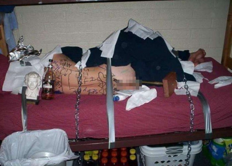 Illustration de l'article : 30 photos qui prouvent qu’il ne faut jamais s’endormir dans une soirée…La 7 est vraiment drôle !