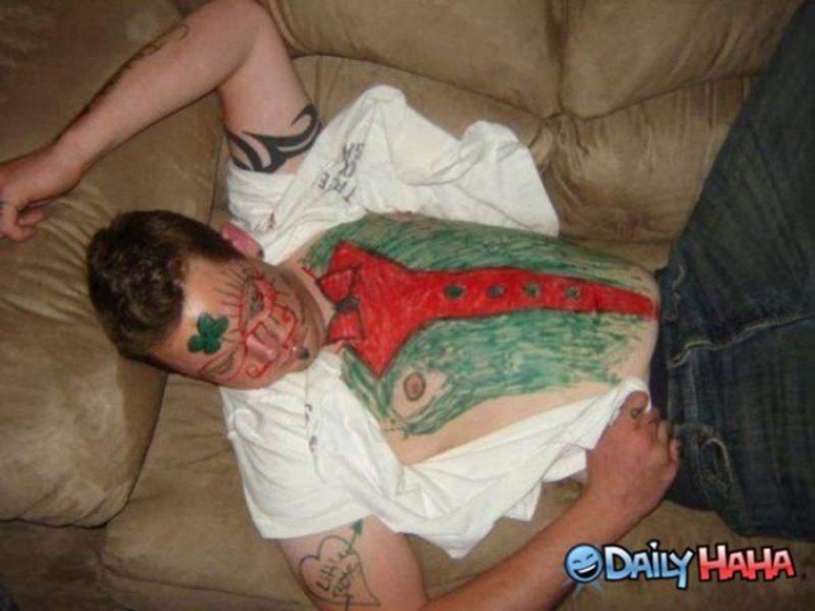 Illustration de l'article : 30 photos qui prouvent qu’il ne faut jamais s’endormir dans une soirée…La 7 est vraiment drôle !