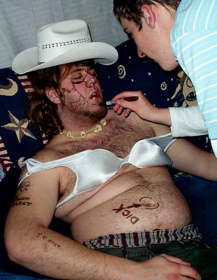 Illustration de l'article : 30 photos qui prouvent qu’il ne faut jamais s’endormir dans une soirée…La 7 est vraiment drôle !