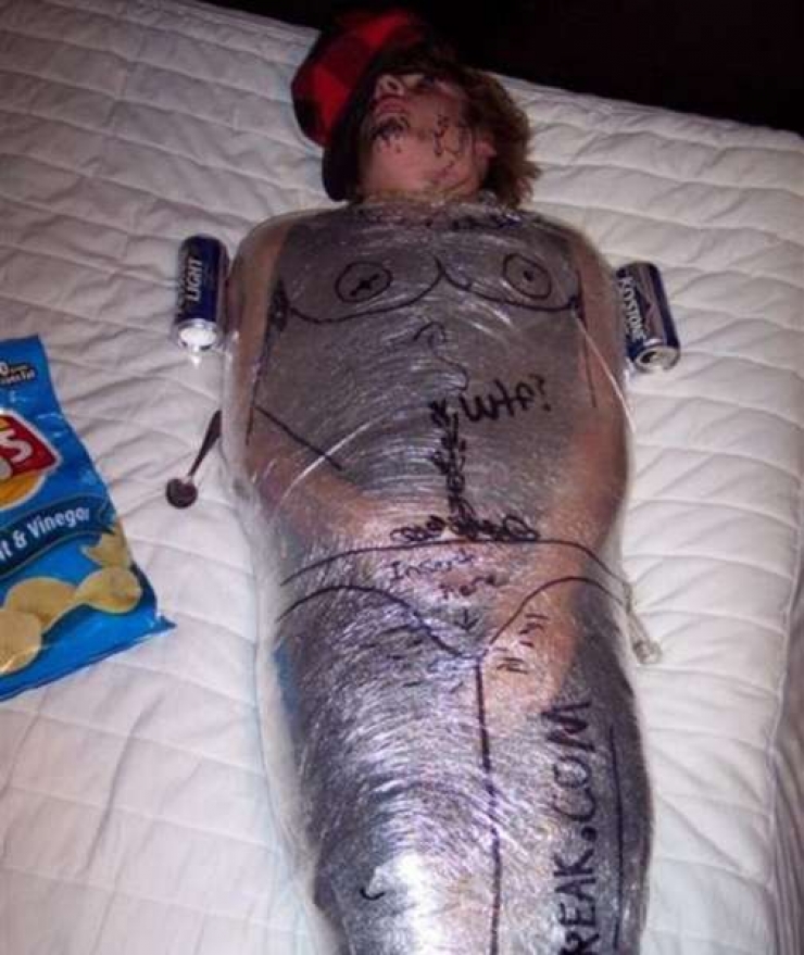 Illustration de l'article : 30 photos qui prouvent qu’il ne faut jamais s’endormir dans une soirée…La 7 est vraiment drôle !