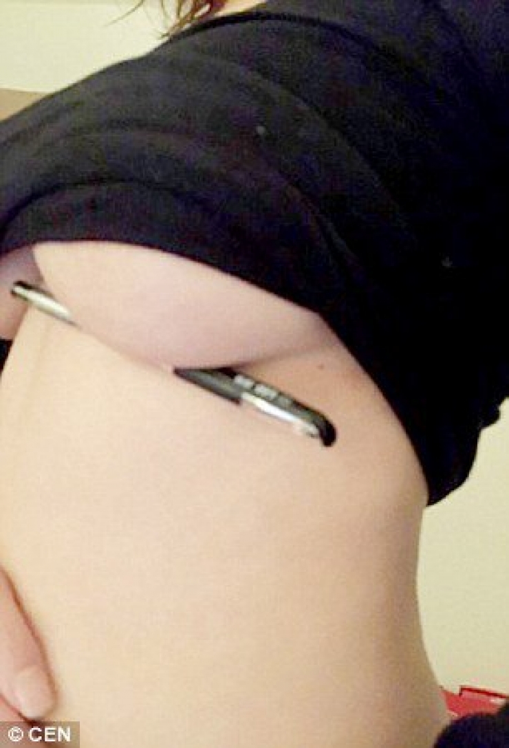 Illustration de l'article : Mettre des stylos sous les seins…la nouvelle mode bizarre des réseaux sociaux !