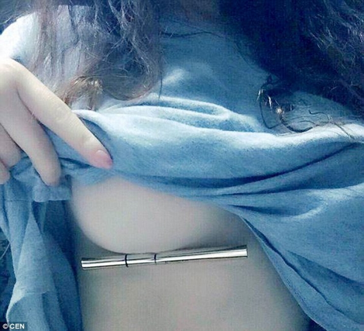 Illustration de l'article : Mettre des stylos sous les seins…la nouvelle mode bizarre des réseaux sociaux !
